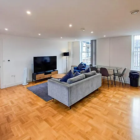 Modern 2-bedroom, 2-bathroom In West Kensington London