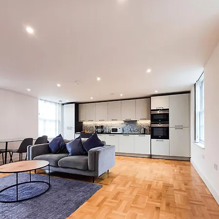 Modern 2-bedroom, 2-bathroom In West Kensington * London