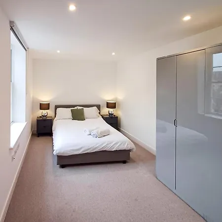 Modern 2-bedroom, 2-bathroom In West Kensington Apartment