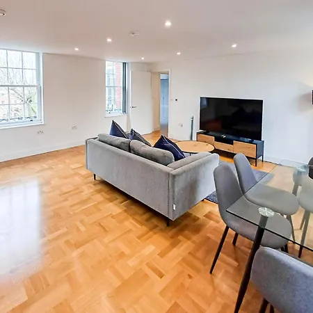 Modern 2-bedroom, 2-bathroom In West Kensington Apartment *