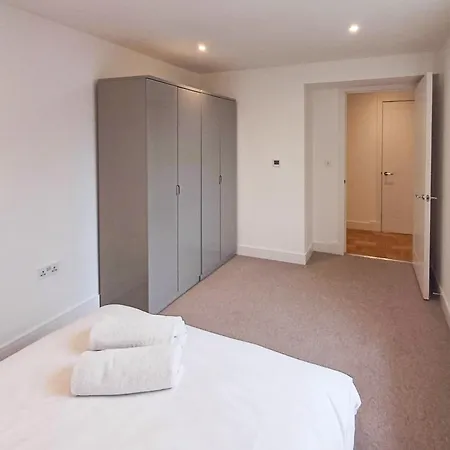 Modern 2-bedroom, 2-bathroom In West Kensington * London