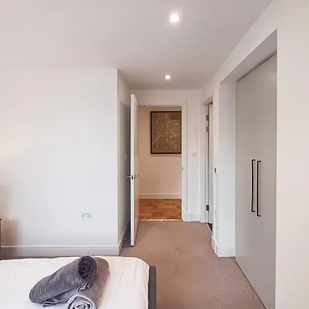 Modern 2-bedroom, 2-bathroom In West Kensington Apartment *