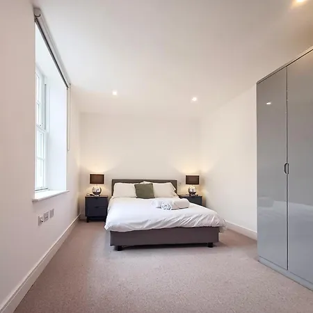 Modern 2-bedroom, 2-bathroom In West Kensington