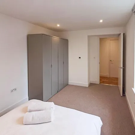 Modern 2-bedroom, 2-bathroom In West Kensington *