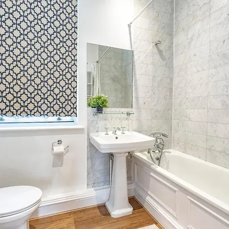 Charming 2 Bedroom In The Heart Of Chelsea Apartment *