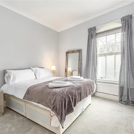 Charming 2 Bedroom In The Heart Of Chelsea Apartment London