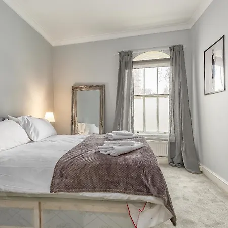 Charming 2 Bedroom In The Heart Of Chelsea Apartment
