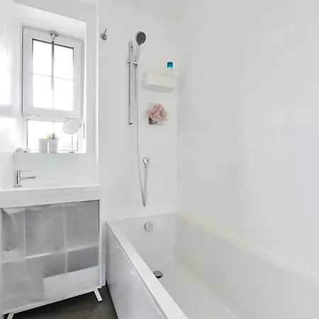 Spacious 2 Bed, Canary Wharf, O2 Arena, Wifi Apartment