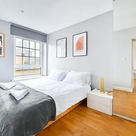 Spacious 2 Bed, Canary Wharf, O2 Arena, Wifi London