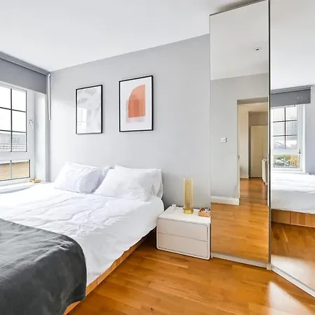 Spacious 2 Bed, Canary Wharf, O2 Arena, Wifi London