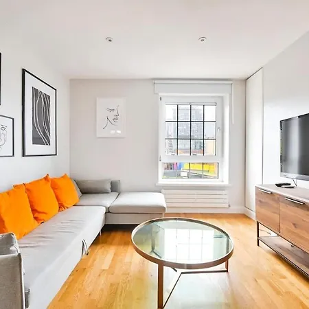 Spacious 2 Bed, Canary Wharf, O2 Arena, Wifi Apartment