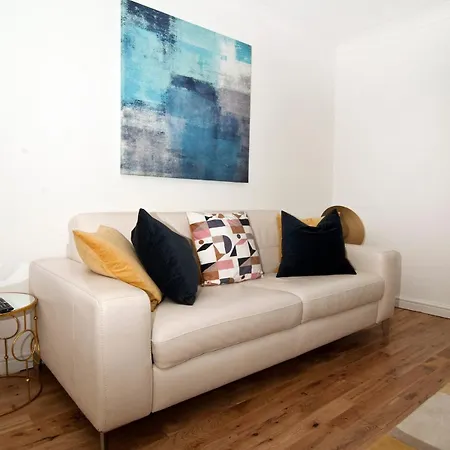 Luxurious Zone 2, One Stop Bridge! Apartment