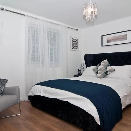 Luxurious Zone 2, One Stop Bridge! Apartment London