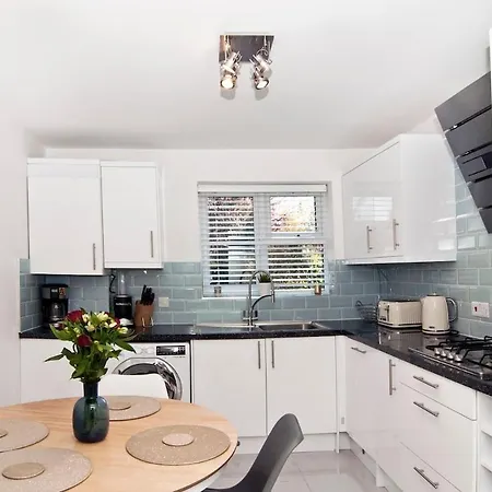 Luxurious Zone 2, One Stop Bridge! * London