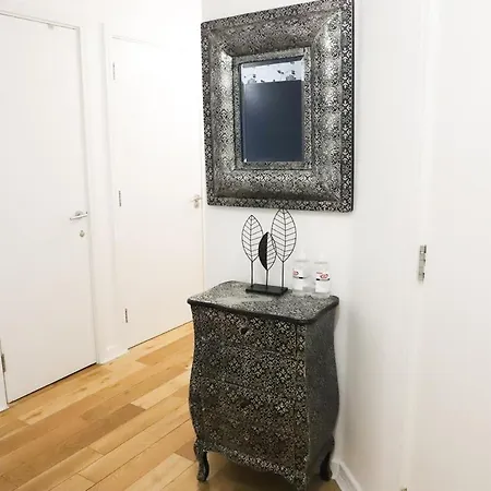 Great Location, Direct Links To Bridge! London
