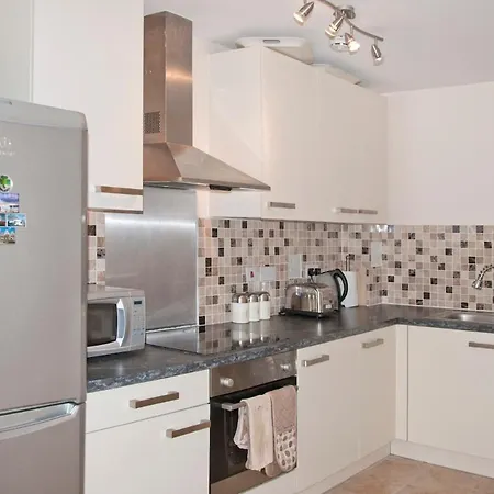 Great Location, Direct Links To Bridge! Apartment