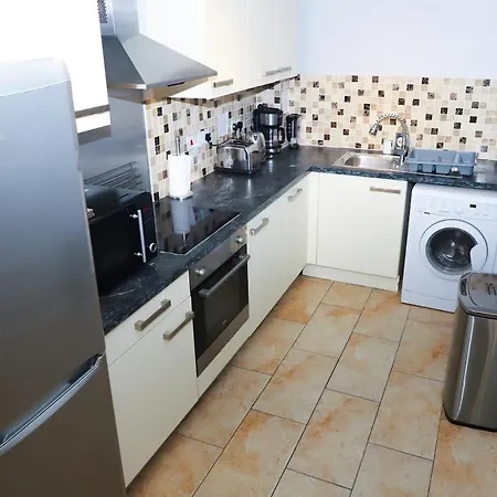 Apartment Great Location, Direct Links To Bridge! *
