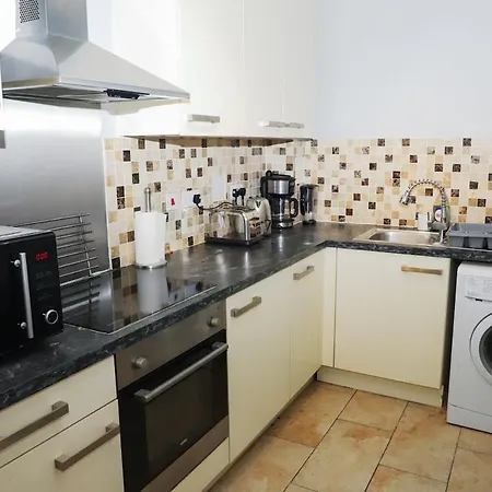 Apartment Great Location, Direct Links To Bridge! London