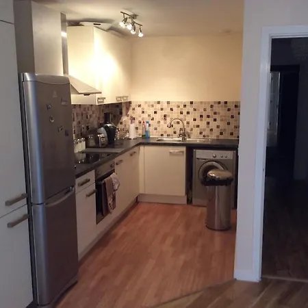 Great Location, Direct Links To Bridge! London