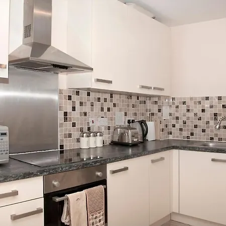 Great Location, Direct Links To Bridge! * London