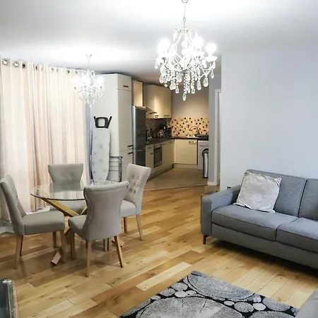 Apartment Great Location, Direct Links To Bridge! *