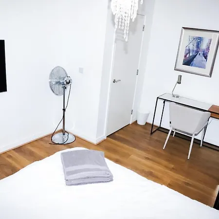 Great Location, Direct Links To Bridge! Apartment London
