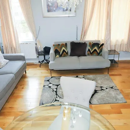 Great Location, Direct Links To Bridge! *