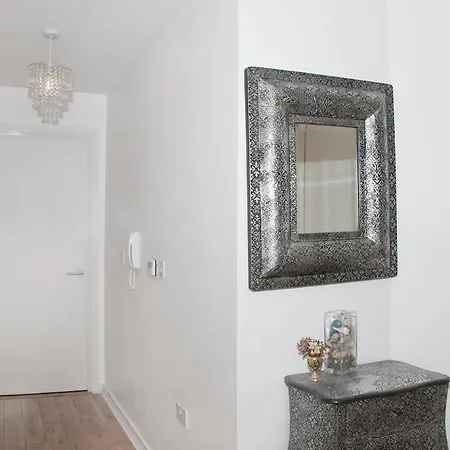 Great Location, Direct Links To Bridge! * London
