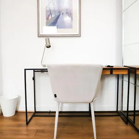 Great Location, Direct Links To Bridge! Apartment London