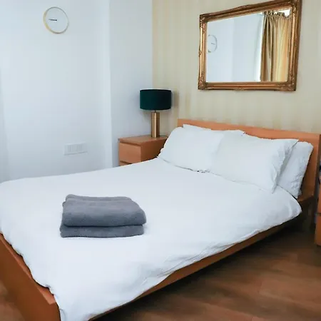 Apartment Great Location, Direct Links To Bridge! London