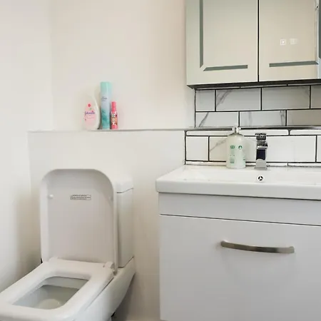 Great Location, Direct Links To Bridge! London