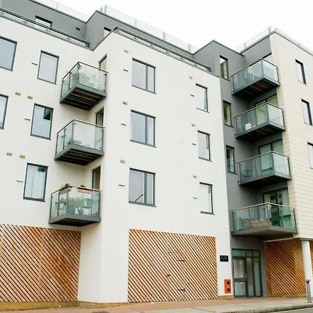 Great Location, Direct Links To Bridge! * London