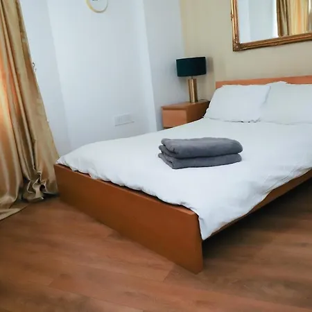 Great Location, Direct Links To Bridge! Apartment London