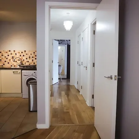 Great Location, Direct Links To Bridge! Apartment