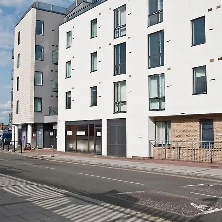Apartment Great Location, Direct Links To Bridge! London