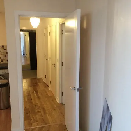 Great Location, Direct Links To Bridge! London