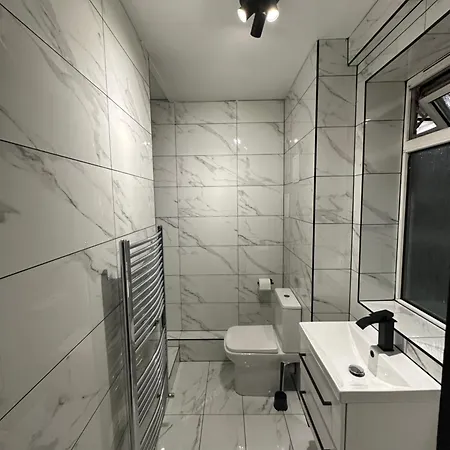 2 Bedroom Flat By Bridge & The Shard Apartment London