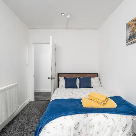 2br Near Canning Town Stn Balcony Location Apartment London