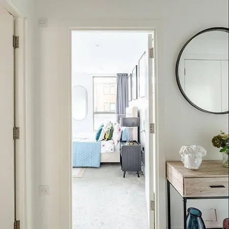 Luxurious 5 Mins To & Train Station Apartment *