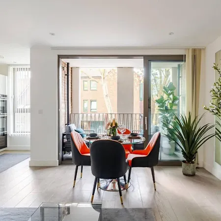 Apartment Luxurious 5 Mins To & Train Station *