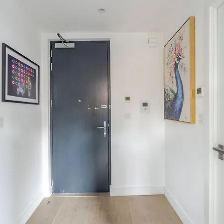 Apartment Luxurious 5 Mins To & Train Station London