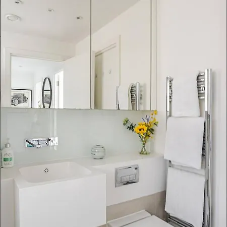 Luxurious 5 Mins To & Train Station Apartment *