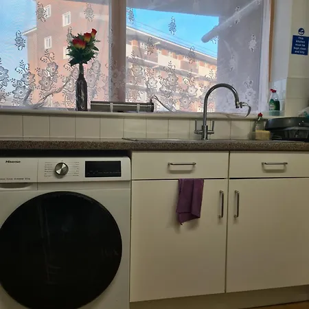 Homestay Lascelles House - A Few Mins To Us Embassy, Battersea Power Station &