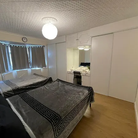 Homestay Acton Main Line London
