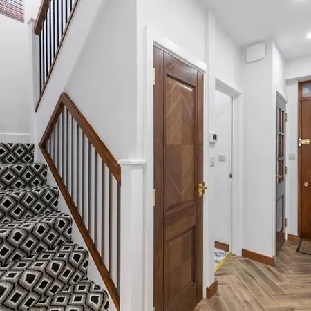 Apartment Metro Majesty 5-bedroom Gem In South Tottenham *