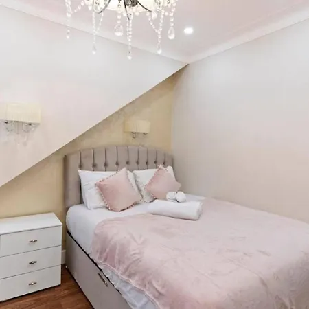 Metro Majesty 5-bedroom Gem In South Tottenham Apartment