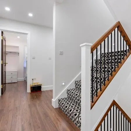 Metro Majesty 5-bedroom Gem In South Tottenham