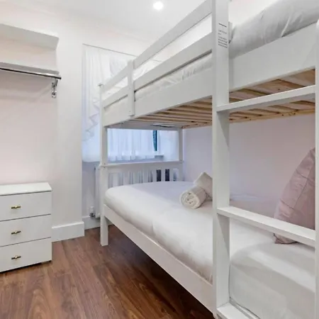 Metro Majesty 5-bedroom Gem In South Tottenham Apartment