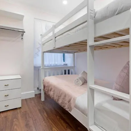 Metro Majesty 5-bedroom Gem In South Tottenham *