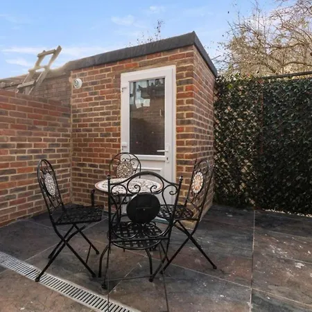 Metro Majesty 5-bedroom Gem In South Tottenham Apartment
